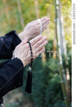 Women's hands to join hands 126321533
