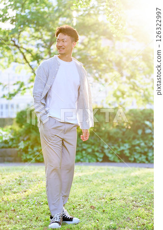 一名 30 多歲的男子在公園裡休息男性肖像 一名 30 多歲的男子在公園裡休息男性肖像 126322997
