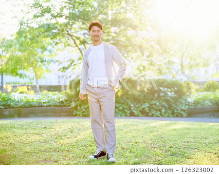 一名 30 多歲的男子在公園裡休息男性肖像 一名 30 多歲的男子在公園裡休息男性肖像 126323002