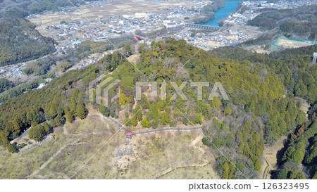 美濃金山城的鳥瞰圖,包括主城牆和圍牆 美濃金山城的鳥瞰圖,包括主城牆和圍牆 126323495