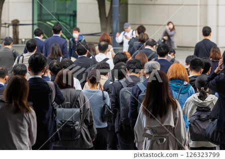 早上通勤時過馬路的商人 126323799