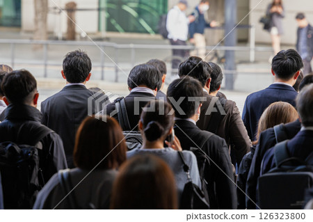 早上通勤時過馬路的商人 早上通勤時過馬路的商人 126323800