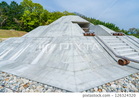 奈良縣明日香村的鑑識小塚古墓復原圖 奈良縣明日香村的鑑識小塚古墓復原圖 126324320