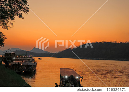Night view of the Mekong River from the center of Luang Prabang 126324871