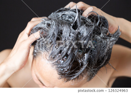 Middle-aged man shampooing 126324963