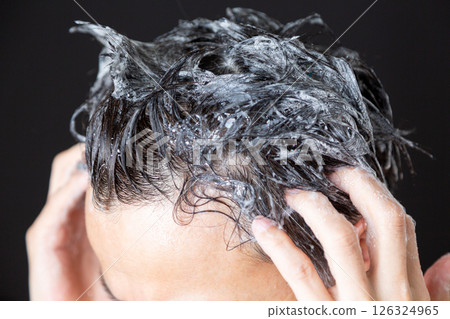 中年男子洗頭 126324965