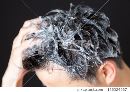 Middle-aged man shampooing 126324967