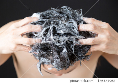 Middle-aged man shampooing 126324968