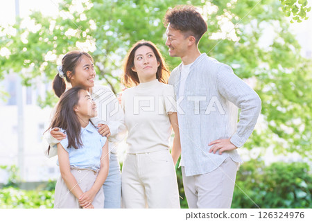 Family time filled with smiles 126324976