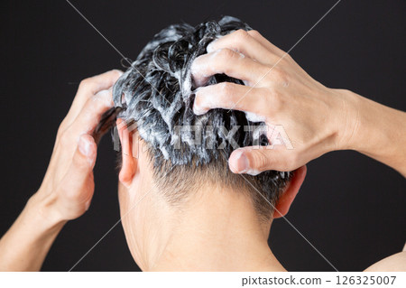 Middle-aged man shampooing 126325007