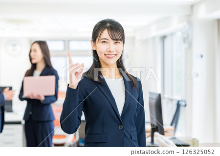 Business woman working in the office 126325052