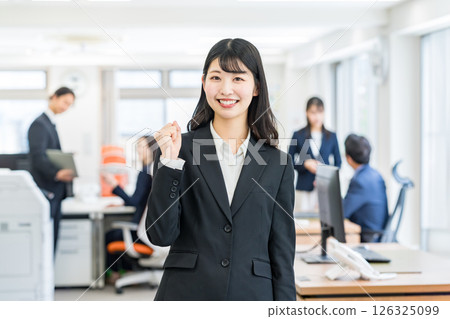 Business woman working in the office 126325099