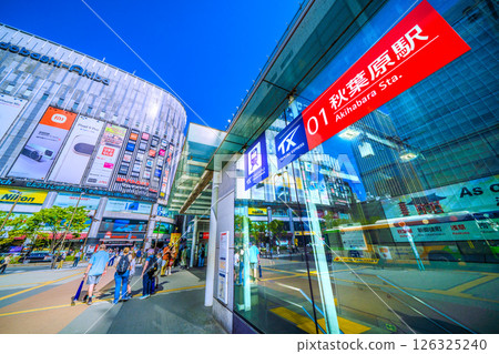 日本東京城市景觀入境旅遊持續進行…秋葉原擠滿了外國遊客。右側是筑波快線秋葉原站 日本東京城市景觀入境旅遊持續進行…秋葉原擠滿了外國遊客。右側是筑波快線秋葉原站 126325240