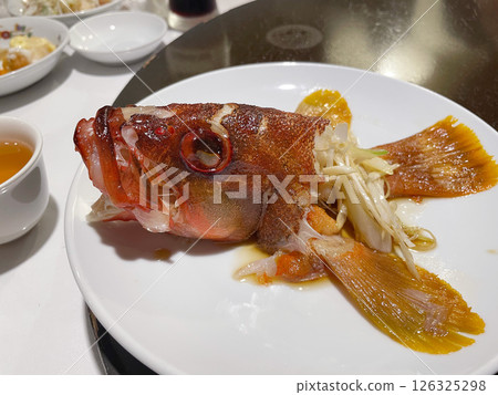中式清蒸紅石斑魚:選用極為新鮮優質的魚肉清蒸而成。 中式清蒸紅石斑魚:選用極為新鮮優質的魚肉清蒸而成。 126325298