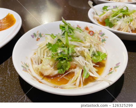 中式清蒸紅石斑魚:選用極為新鮮優質的魚肉清蒸而成。 中式清蒸紅石斑魚:選用極為新鮮優質的魚肉清蒸而成。 126325299