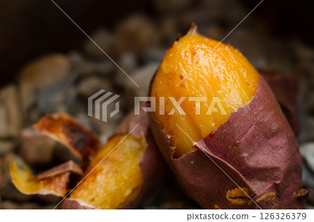 濕潤香甜的紅薯“Beni Haruka”的橫截面特寫，用大量蜂蜜在石頭上烘烤 126326379