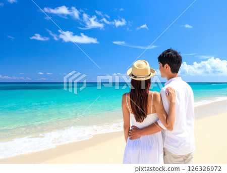 Couple looking at the sea, back view 126326972