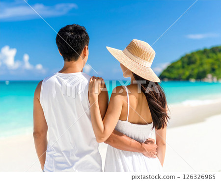 Couple looking at the sea, back view 126326985