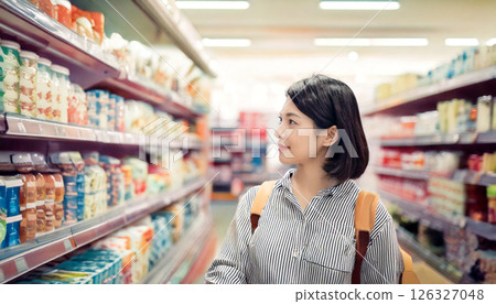 女人看著超市貨架,生成式 AI_wide 女人看著超市貨架,生成式 AI_wide 126327048