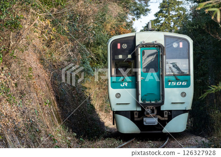 [Mugi Line] A local train passing through a grove of trees 126327928
