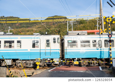 [Mugi Line] A local train passing by a torii gate 126328054