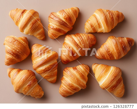 新鮮出爐的麵包照片，從上方看，羊角麵包排列整齊 126328777