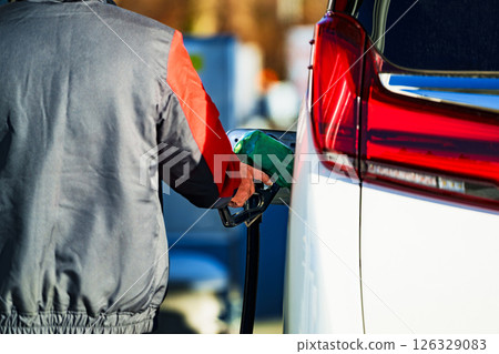 在提供全方位服務的加油站加油 [油價上漲圖片] 126329083