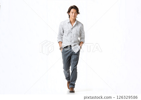 一位穿著休閒服的日本男士走路時的全身照 126329586