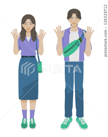 圖：一男一女微笑著張開雙臂 126329712