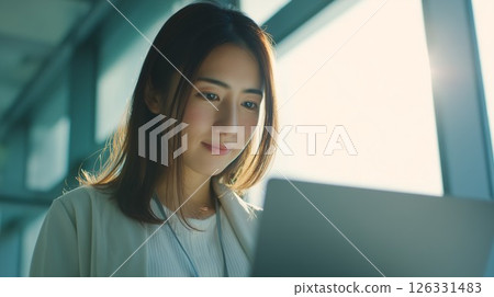 在筆記型電腦上工作的女人 126331483