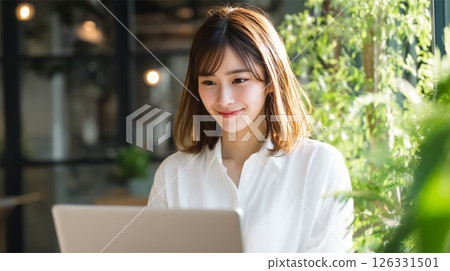在筆記型電腦上工作的女人 在筆記型電腦上工作的女人 126331501