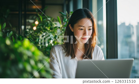在筆記型電腦上工作的女人 126331510
