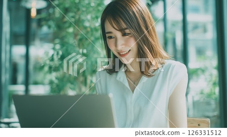 在筆記型電腦上工作的女人 126331512