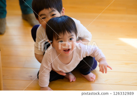 Japanese children playing on the floor 126332989