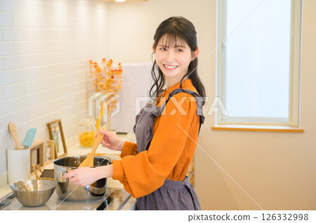 在廚房做飯的日本女人 126332998