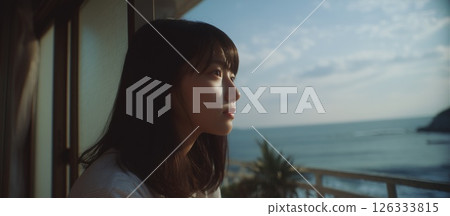 有海背景的一位美麗女子的畫像 126333815