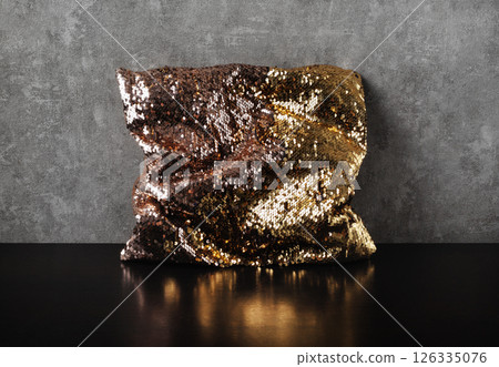 Golden pillow glitter 126335076