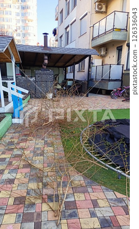 An Outdoor Space Incorporating Beautiful Garden Features and Thoughtful Landscaping Designs 126336043