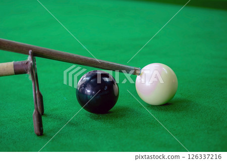 Spider rest,Use of a cue rest which is placed high above the snooker ball when the cue ball is obstructed.s.selective focus 126337216