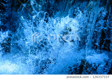 Splashing water (Hokkaido University campus)_9905 126337337