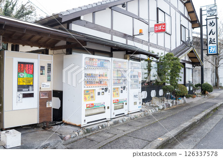 【復古自動販賣機】排列在商店旁的自動販賣機 【復古自動販賣機】排列在商店旁的自動販賣機 126337578