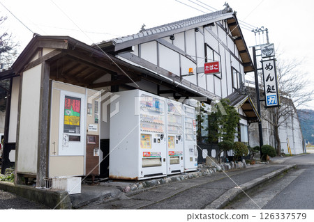【復古自動販賣機】排列在商店旁的自動販賣機 【復古自動販賣機】排列在商店旁的自動販賣機 126337579