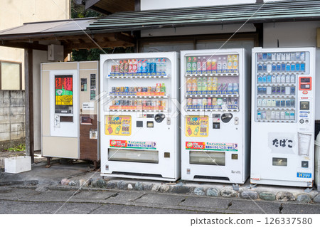 【復古自動販賣機】排列在商店旁的自動販賣機 126337580