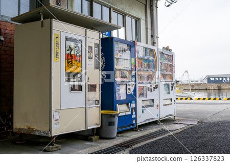 【復古自動販賣機】漁港裡排列整齊的自動販賣機 126337823