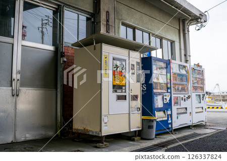 【復古自動販賣機】漁港裡排列整齊的自動販賣機 【復古自動販賣機】漁港裡排列整齊的自動販賣機 126337824