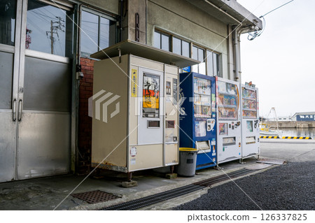 [Retro vending machines] Vending machines lined up at a fishing port 126337825