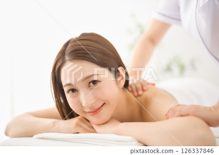 在美容院接受按摩的年輕女性 在美容院接受按摩的年輕女性 126337846