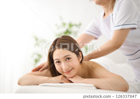 一名二十多歲的女子在美容院接受按摩 126337847