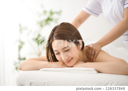 A woman in her twenties receiving a massage at a beauty salon 126337848