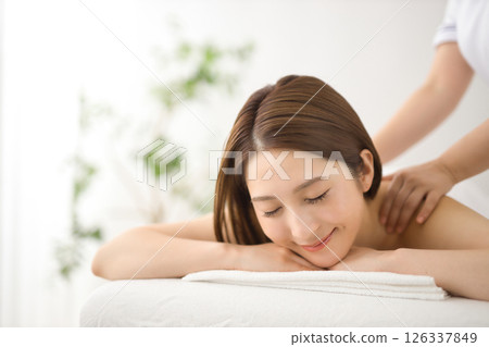 A woman in her twenties receiving a massage at a beauty salon 126337849